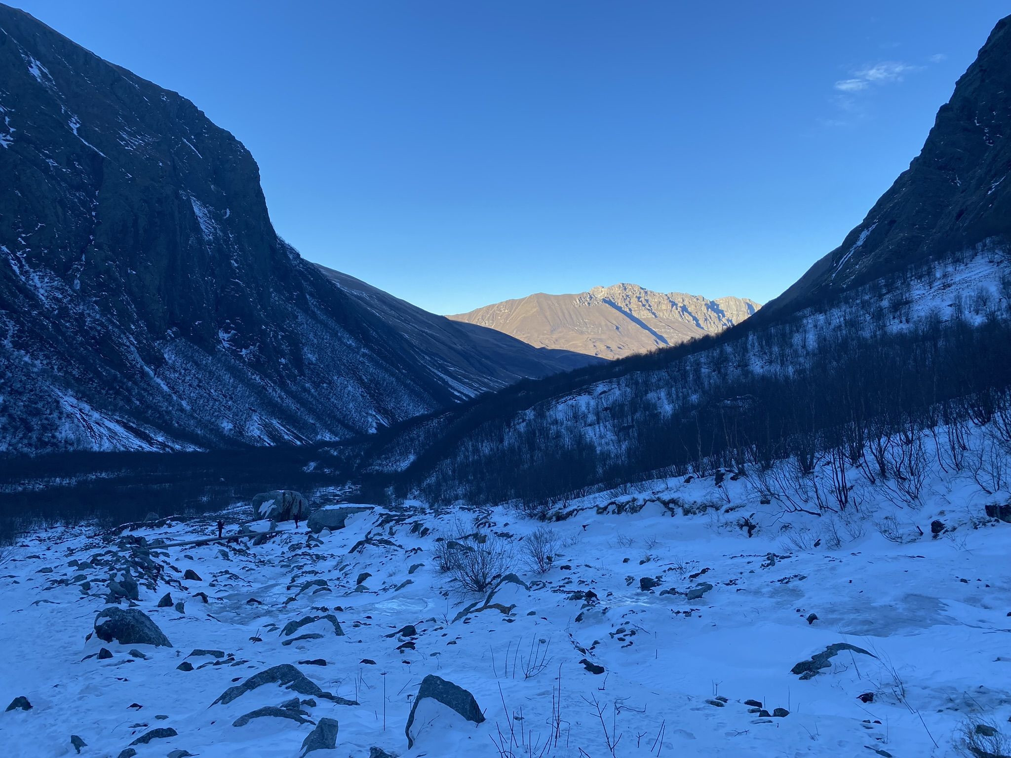 Водопад Малый Зейгалан зимой, вид на Южные склоны гор – фотографии России