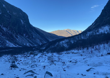 Водопад Малый Зейгалан зимой, вид на Южные склоны гор – фотографии России