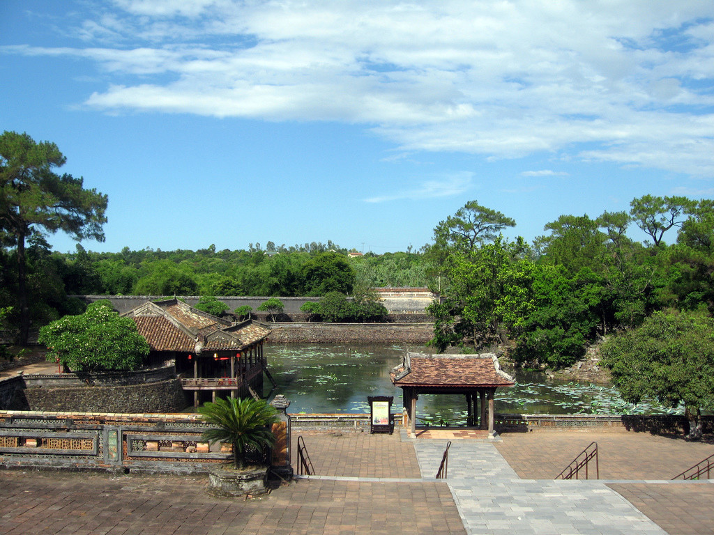 На территории гробницы Ты Дыка – фотографии Вьетнама