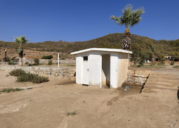 Инджекум (İncekum) — кабинка для переодевания на пляж в поселке Адынджик, Мерсин – фотографии Турции