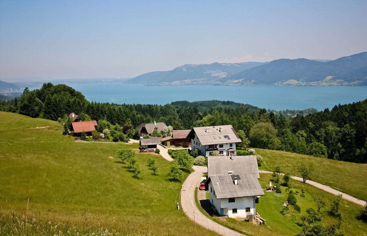 Деревушка на берегу озера Аттерзее. Австрия – фотографии Австрии