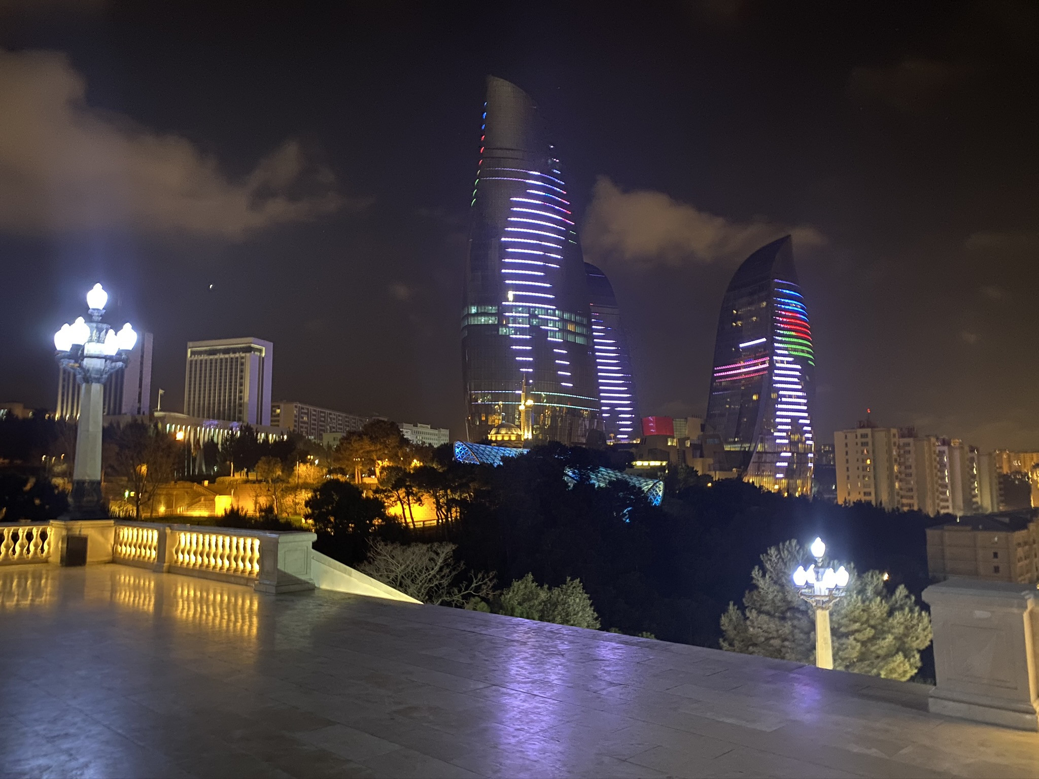 Знаменитые Пламенные башни в Баку в вечернее время – фотографии Азербайджана