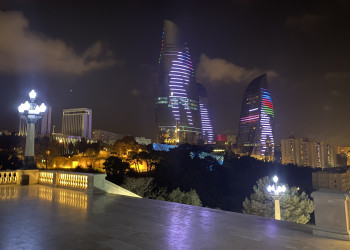 Знаменитые Пламенные башни в Баку в вечернее время – фотографии Азербайджана