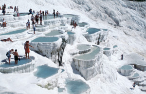 Белые склоны Памуккале в Турции как "хлопковый замок" – фотографии Турции