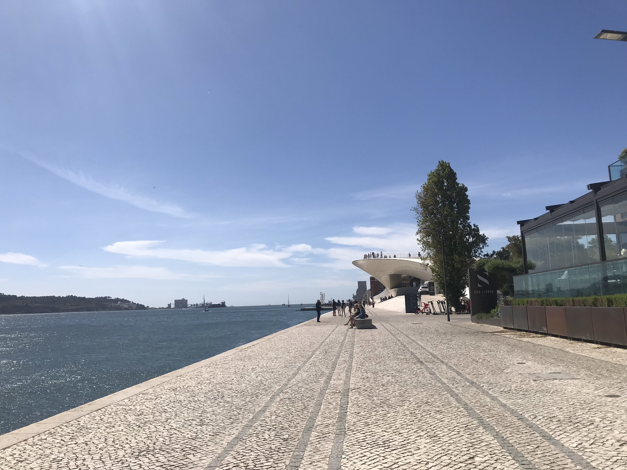 Вид на Maat museum с белемской набережной в Лиссабоне – фотографии Португалии