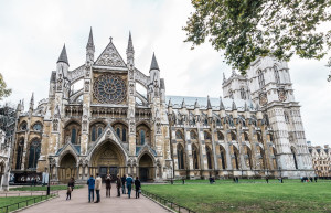 На территорию церкви Святого Петра нельзя заходить с громоздкими предметами багажа – фотографии Великобритании