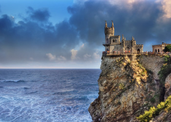 Ласточкино гнездо (Swallow's Nest) в Крыму известно и популярно среди туристов из стран СНГ – фотографии России