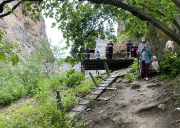 Вид с тропинки на смотровую площадку на Чегемских водопадах – фотографии России