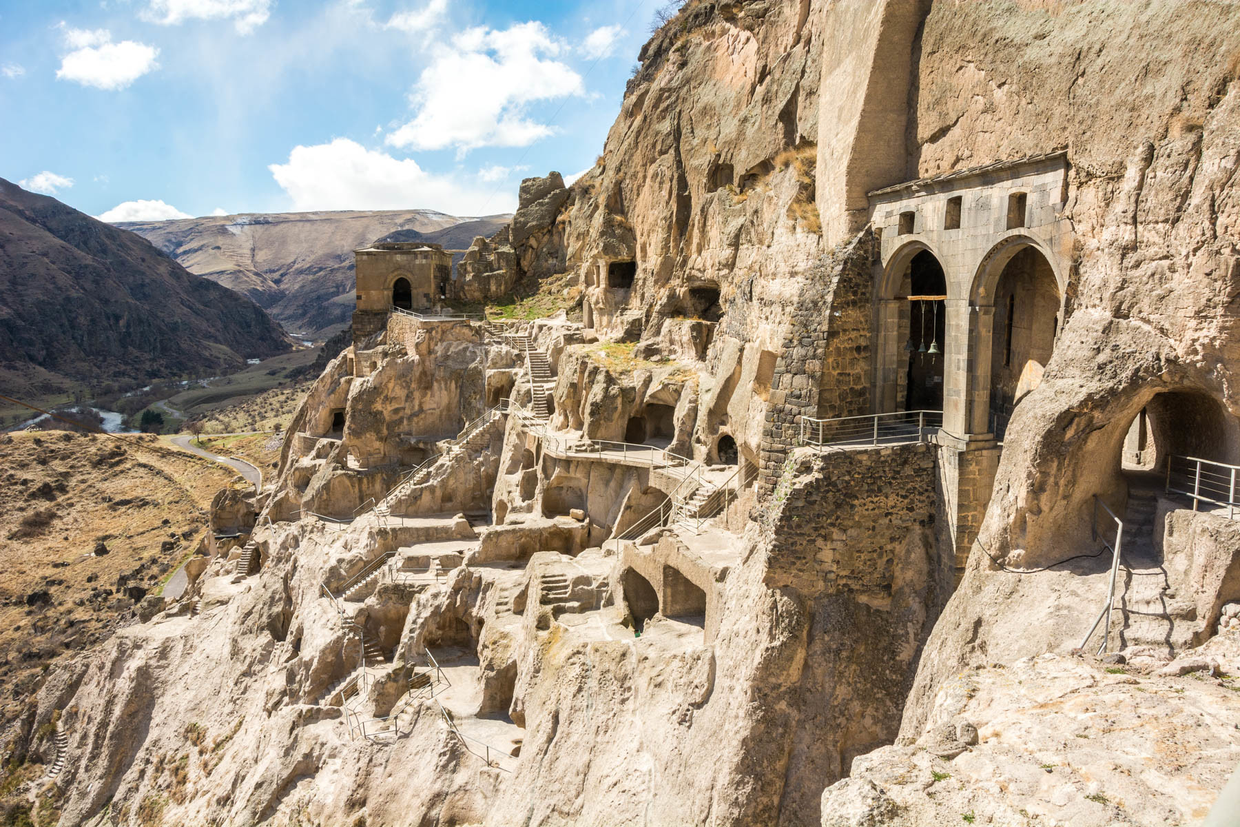 Сейчас территория пещерного города Вардзия является действующим монастырём – фотографии Грузии