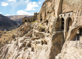 Сейчас территория пещерного города Вардзия является действующим монастырём  – фотографии Грузии