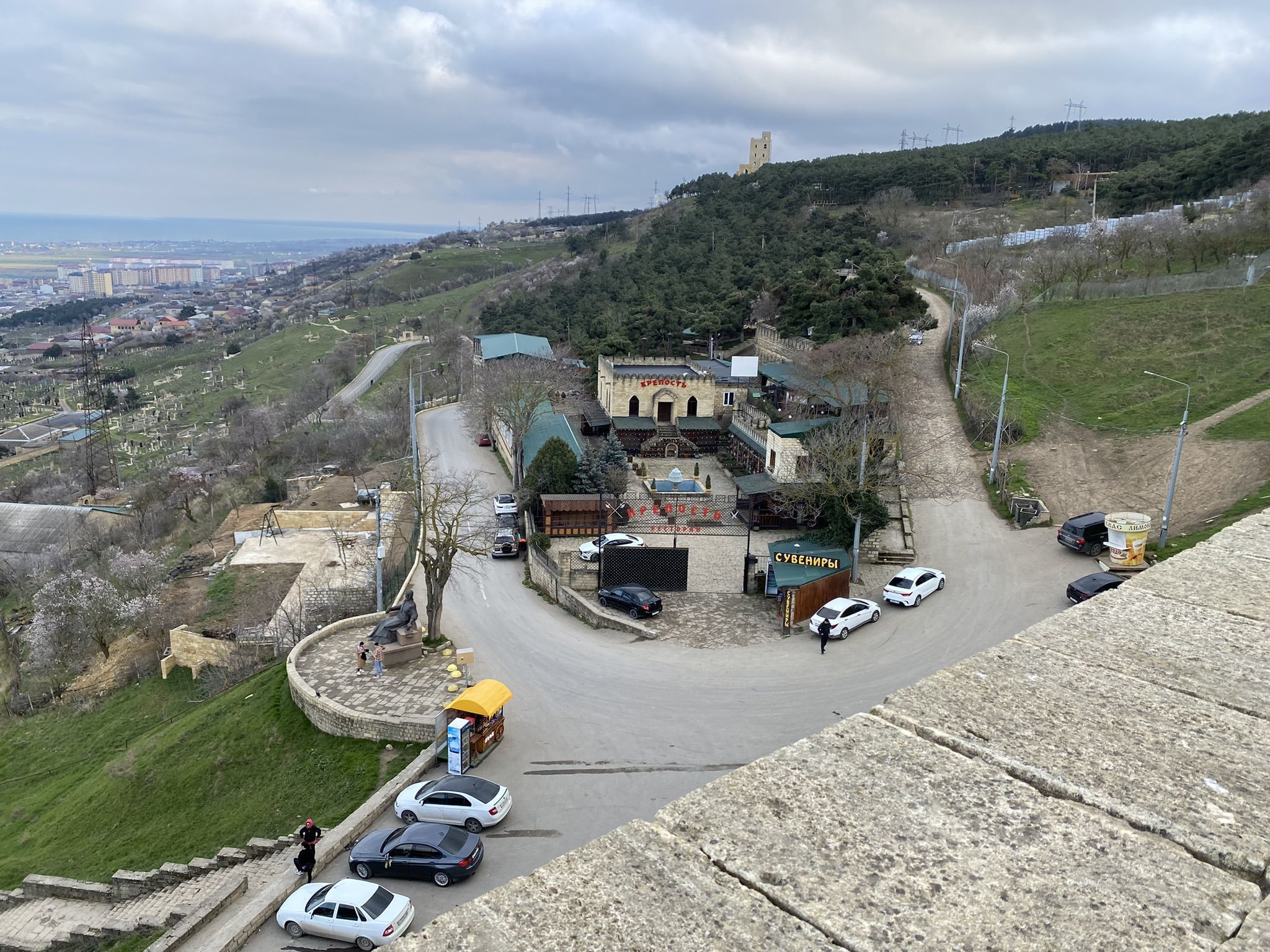 Вид со стены Нарын-кала на памятник Низами Гянджеви – фотографии России