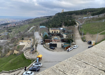 Вид со стены Нарын-кала на памятник Низами Гянджеви – фотографии России
