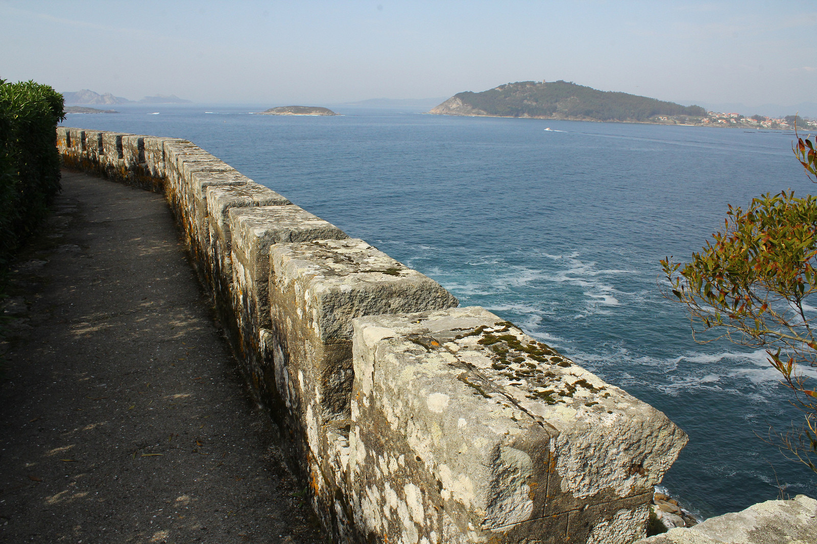 Вид со стен замка Монтерреал (Castillo de Monterreal) в Байоне – фотографии Испании