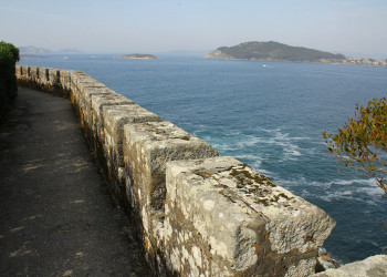 Вид со стен замка Монтерреал (Castillo de Monterreal) в Байоне – фотографии Испании