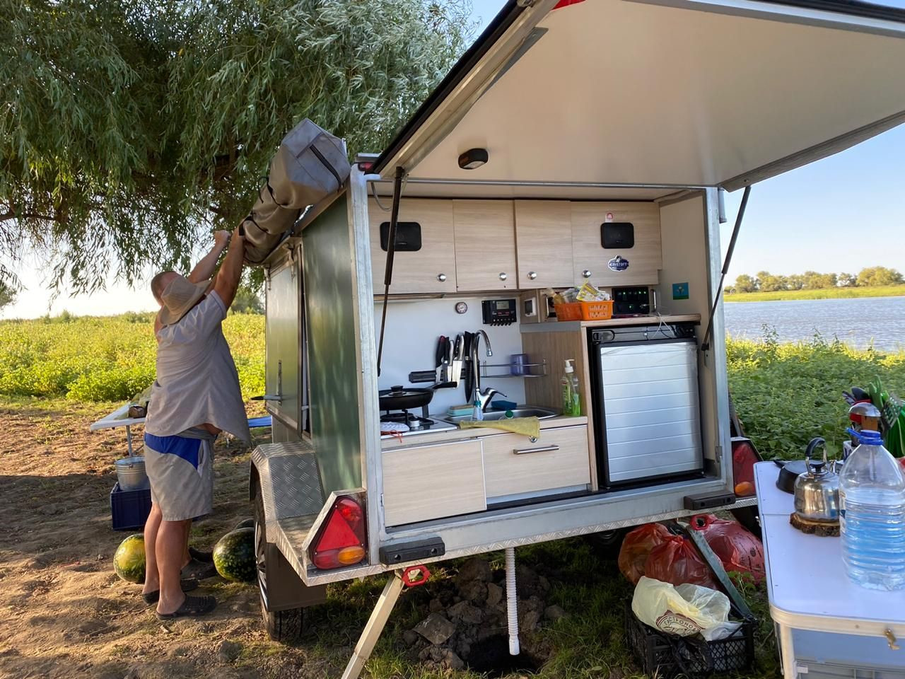 Это наш прицеп - кухня – фотографии России