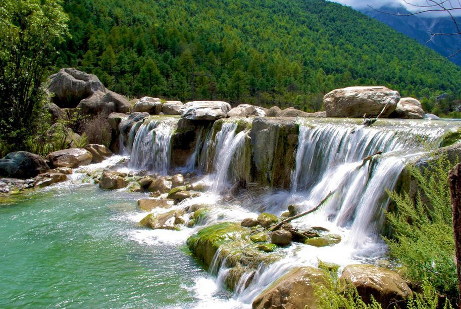 Долина Голубой Луны притаилось в ущелье между склонами гор, с которых спускаются потоки воды – фотографии Китая