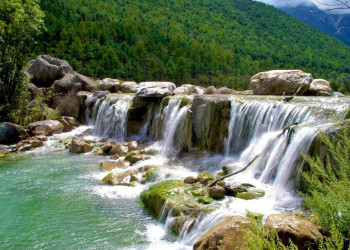 Долина Голубой Луны притаилось в ущелье между склонами гор, с которых спускаются потоки воды – фотографии Китая