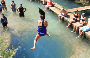 Адреналин и эффектные снимки прыгающим в бездну Колодца Иакова в США (Jacob's Well) обеспечены – фотографии США