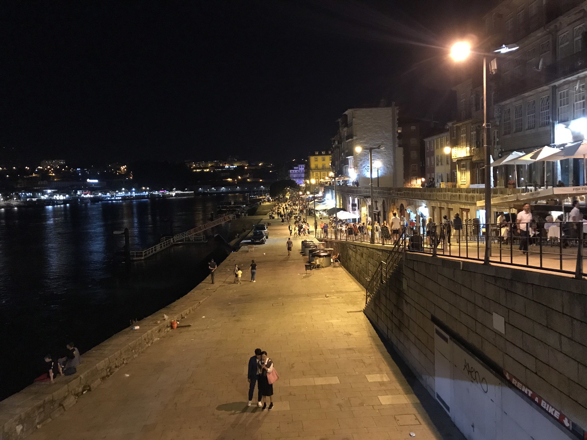 Ночной Порту на набережной – фотографии Португалии