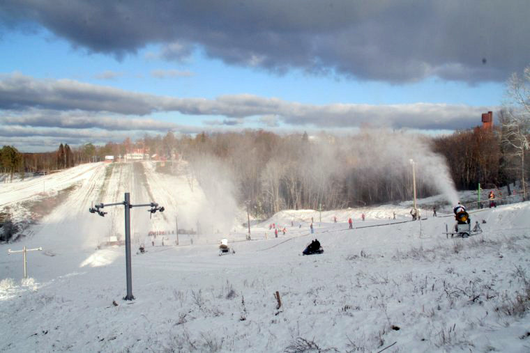 Снежные пушки в горнолыжном центре Жагаркалнс – фотографии Латвии