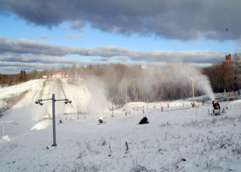 Снежные пушки в горнолыжном центре Жагаркалнс – фотографии Латвии