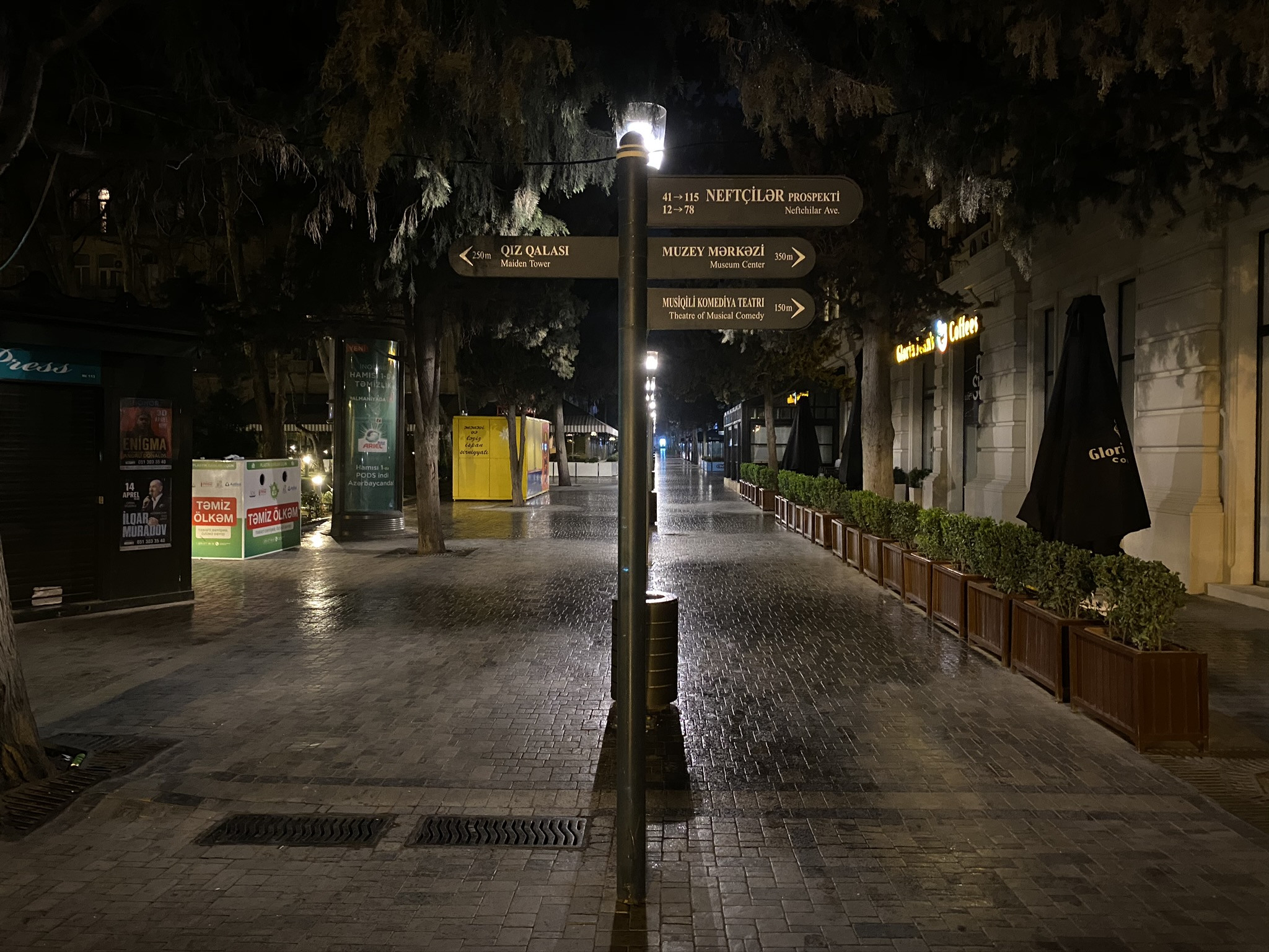 Вид на улицу Мамед Эмина Расулзаде в Баку ночью – фотографии Азербайджана