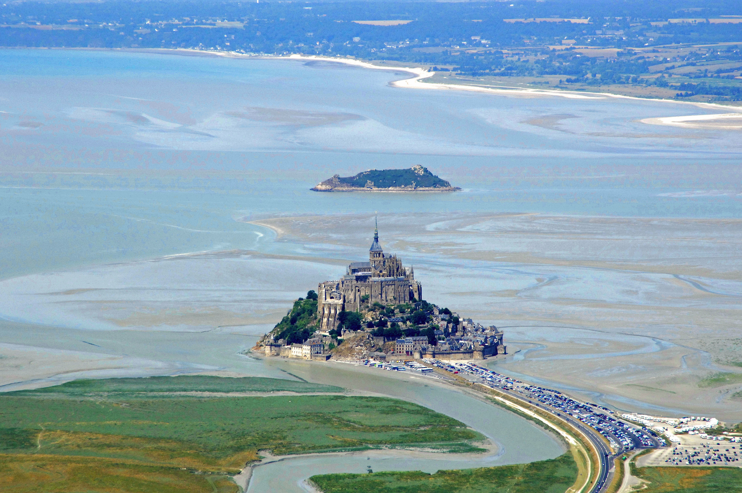 Крошечная островная коммуна Мон-Сен-Мишель во Франции – фотографии Франции