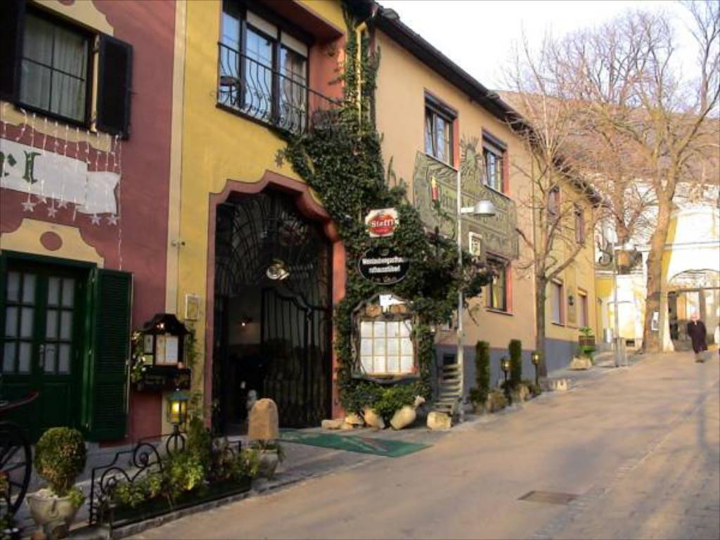 Плющ на улочках. Нойзидль-ам-Зе. Австрия – фотографии Австрии