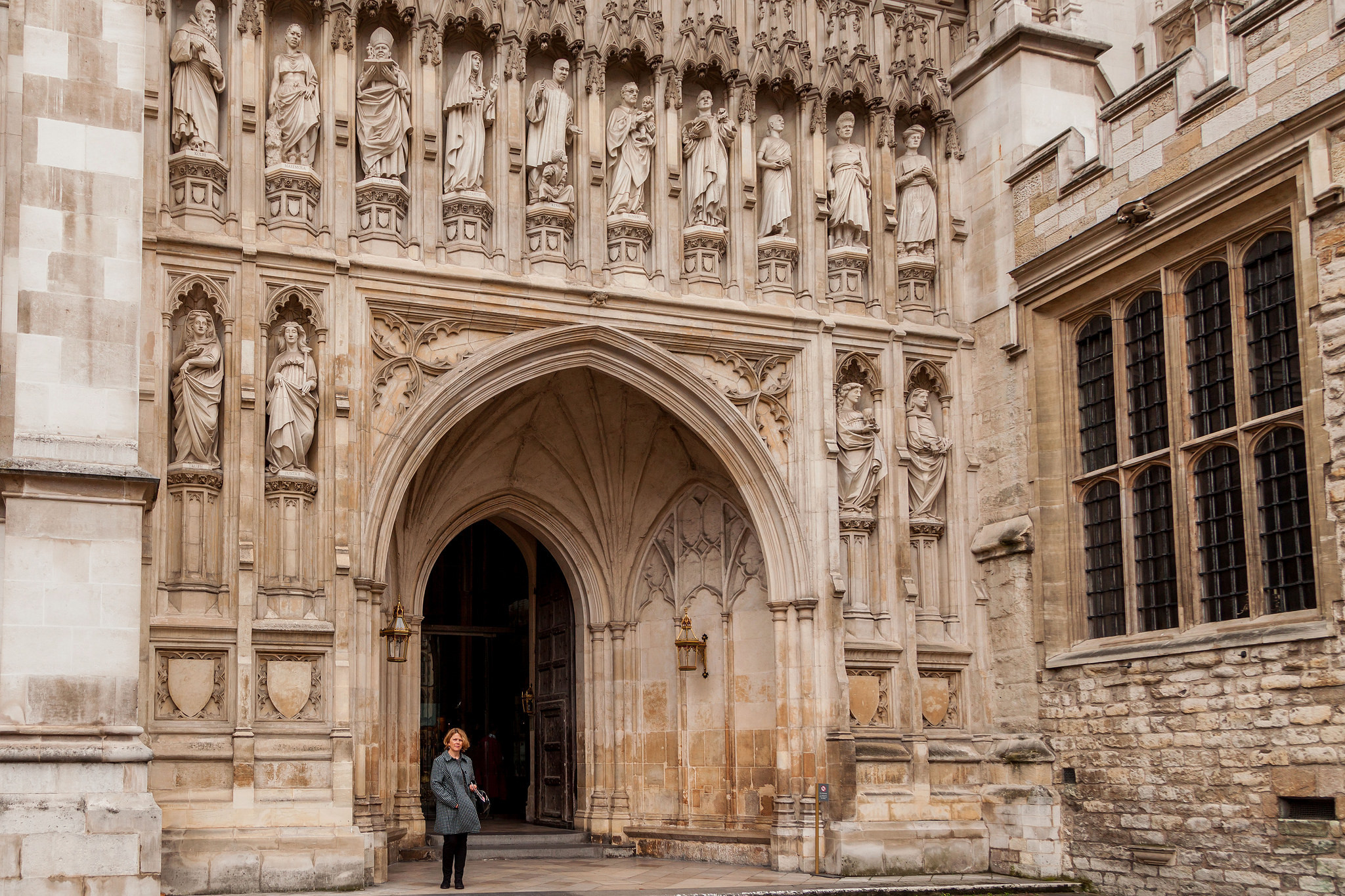 Расположено Вестминстерское Аббатство в самом сердце Лондона, и доехать до него удобнее на метро – фотографии Великобритании