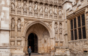 Расположено Вестминстерское Аббатство в самом сердце Лондона, и доехать до него удобнее на метро – фотографии Великобритании