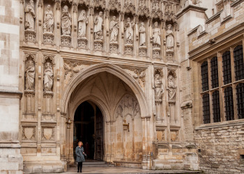 Расположено Вестминстерское Аббатство в самом сердце Лондона, и доехать до него удобнее на метро – фотографии Великобритании