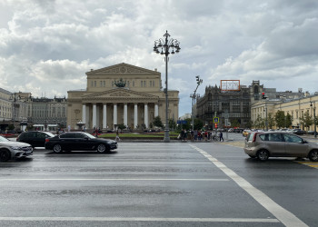 На светофоре напротив Большого театра в Москве – фотографии России