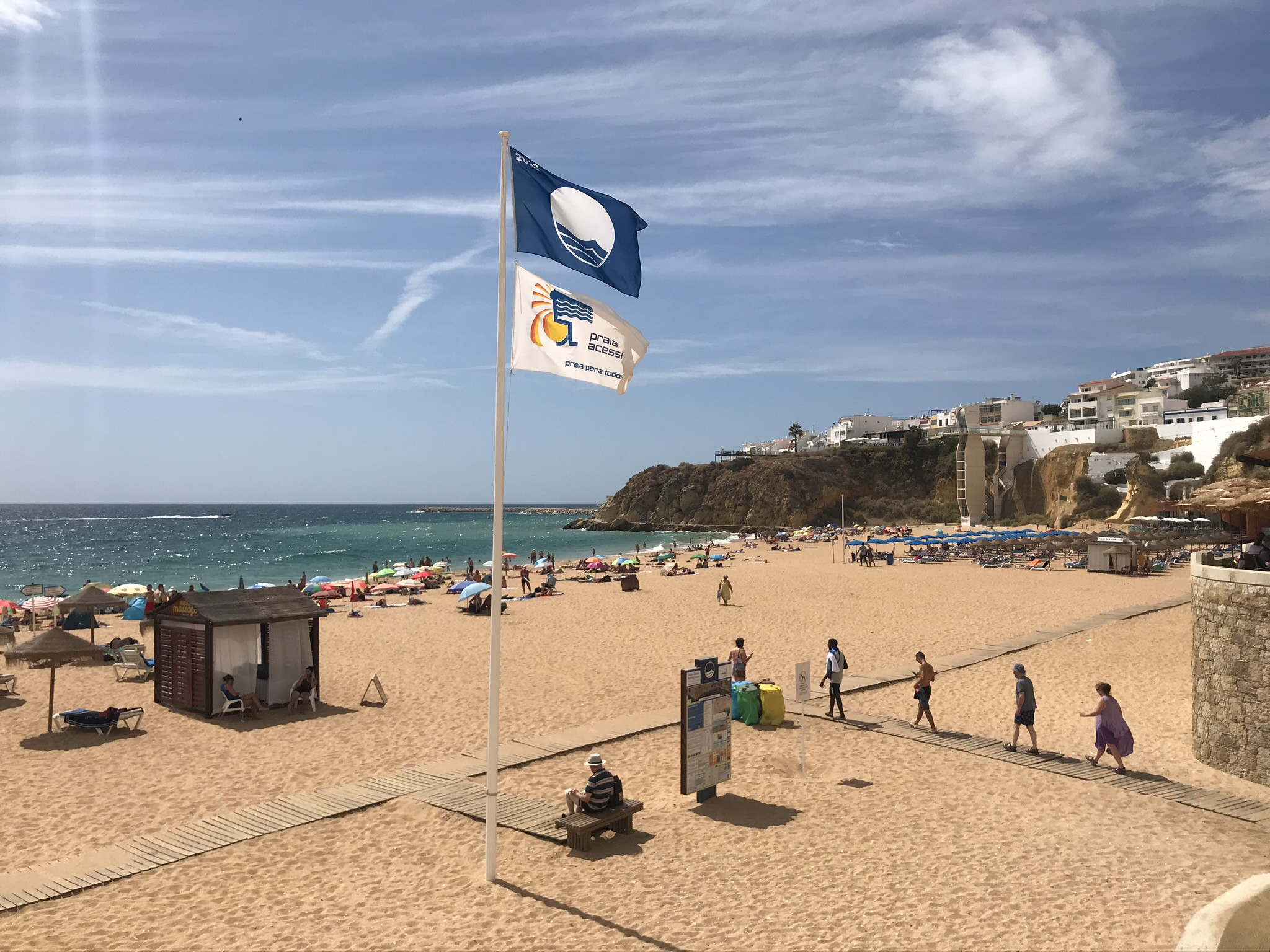 Центральная часть пляжи в Албуфейре, сентябрь – фотографии Португалии