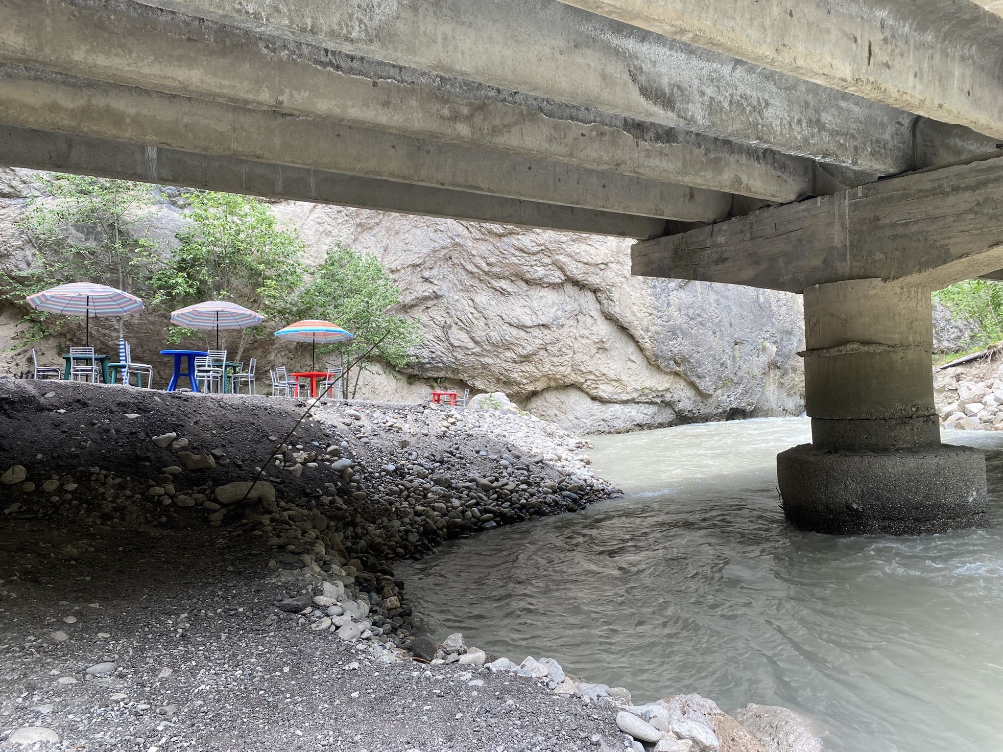 Чегемское ущелье, кафе у реки – фотографии России