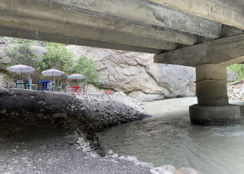 Чегемское ущелье, кафе у реки – фотографии России