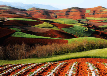 Красные Земли Дончуань — сельское место в горной области Вуменг – фотографии Китая