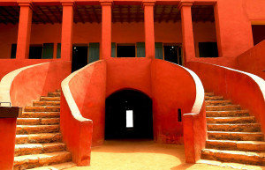 Двухэтажное красное здание в Сенегале когда-то было полно клеток, в которых сидело по 10-15 негров – фотографии Сенегала