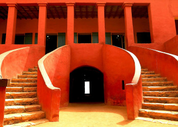 Двухэтажное красное здание в Сенегале когда-то было полно клеток, в которых сидело по 10-15 негров – фотографии Сенегала