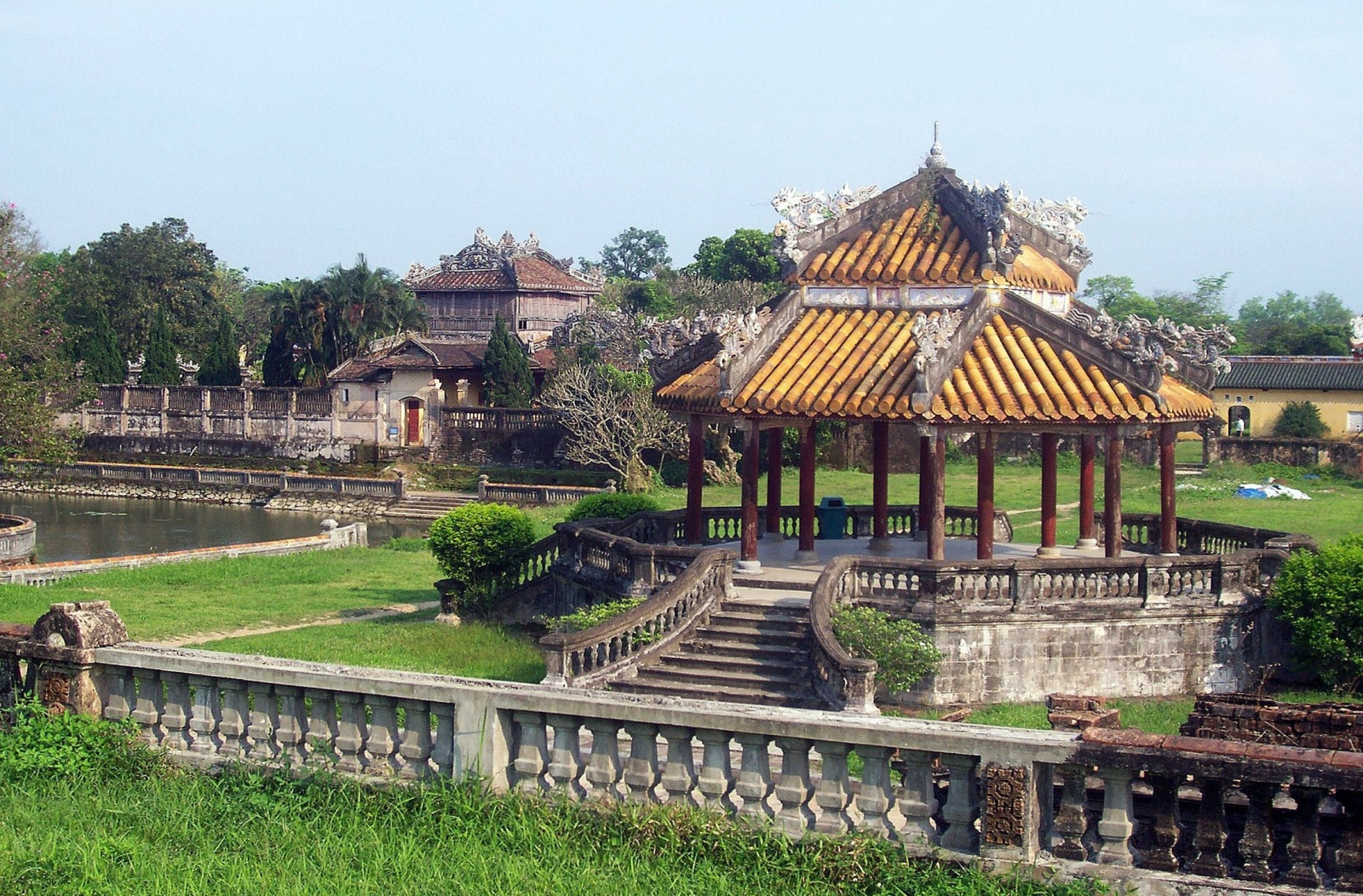 Королевская библиотека слева и беседка справа (Запретный город) – фотографии Вьетнама
