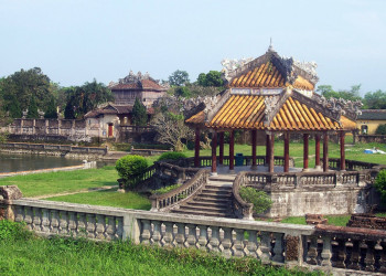 Королевская библиотека слева и беседка справа (Запретный город) – фотографии Вьетнама