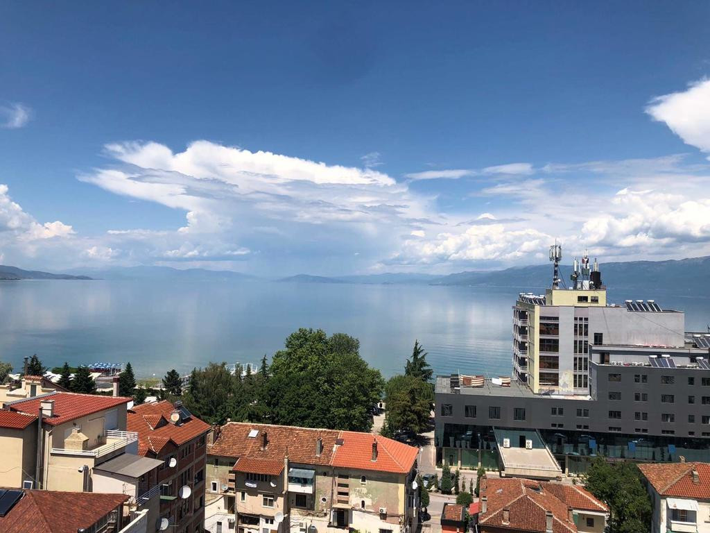 Вид на Орхидского озеро. Поградец. Албания – фотографии Албании