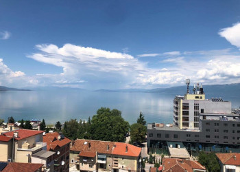 Вид на Орхидского озеро. Поградец. Албания – фотографии Албании