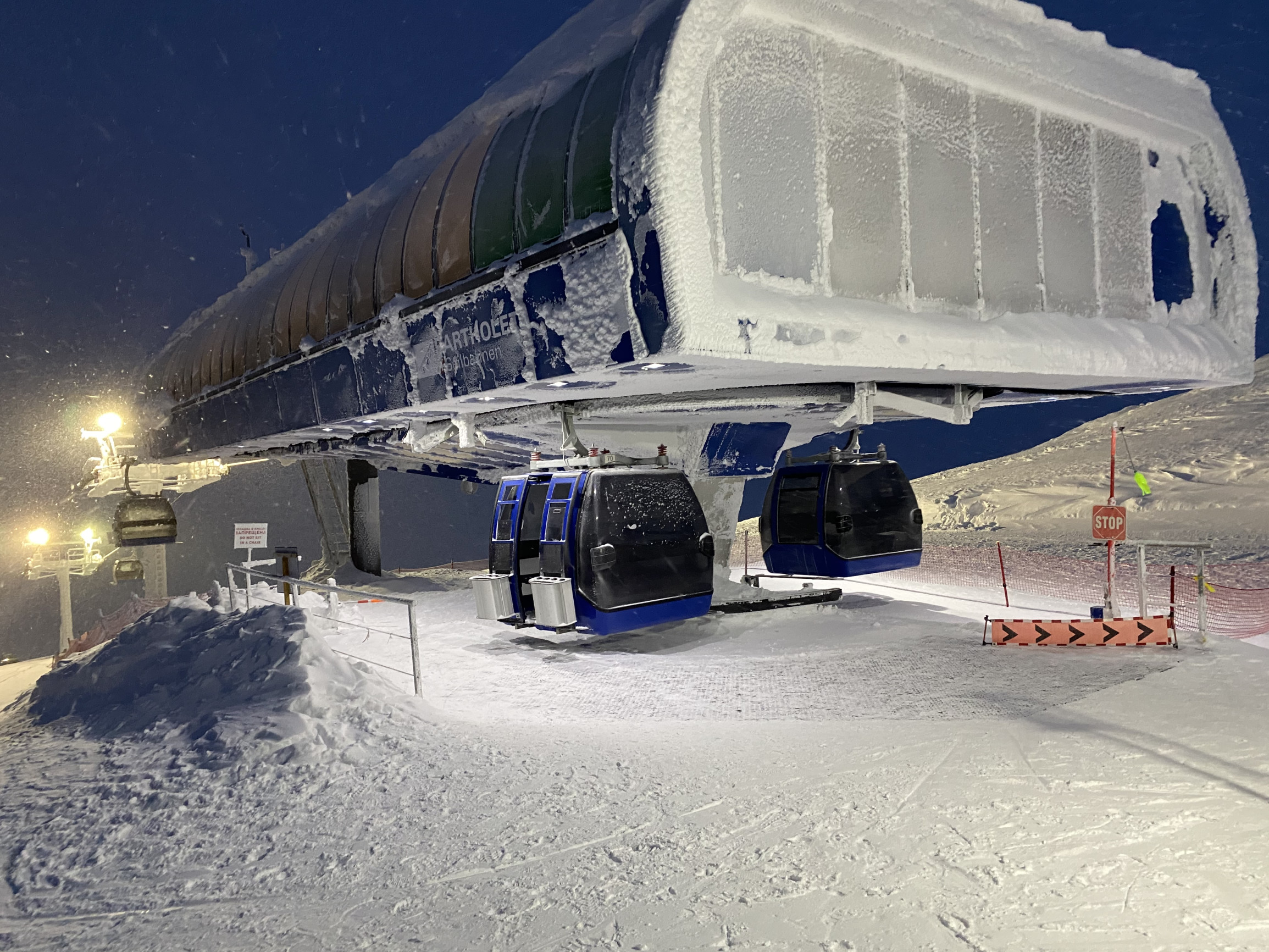 Гондольной подъемник на курорте Большой Вудъявр, верхняя станция – фотографии России