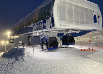 Гондольной подъемник на курорте Большой Вудъявр, верхняя станция – фотографии России