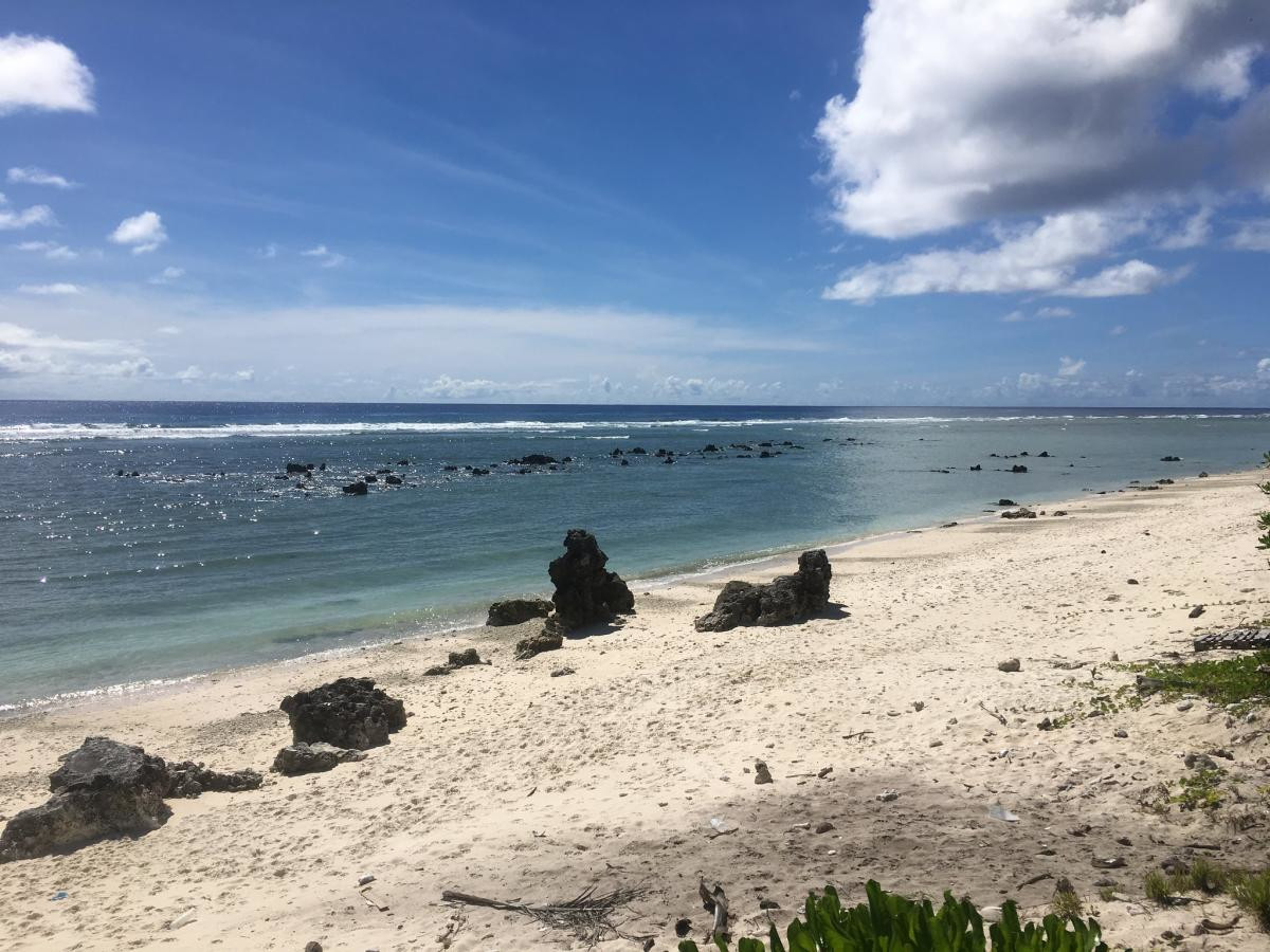 Камни на белом песке. Остров Науру – фотографии Науру