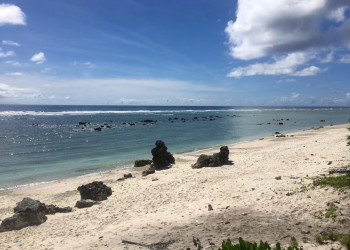 Камни на белом песке. Остров Науру – фотографии Науру