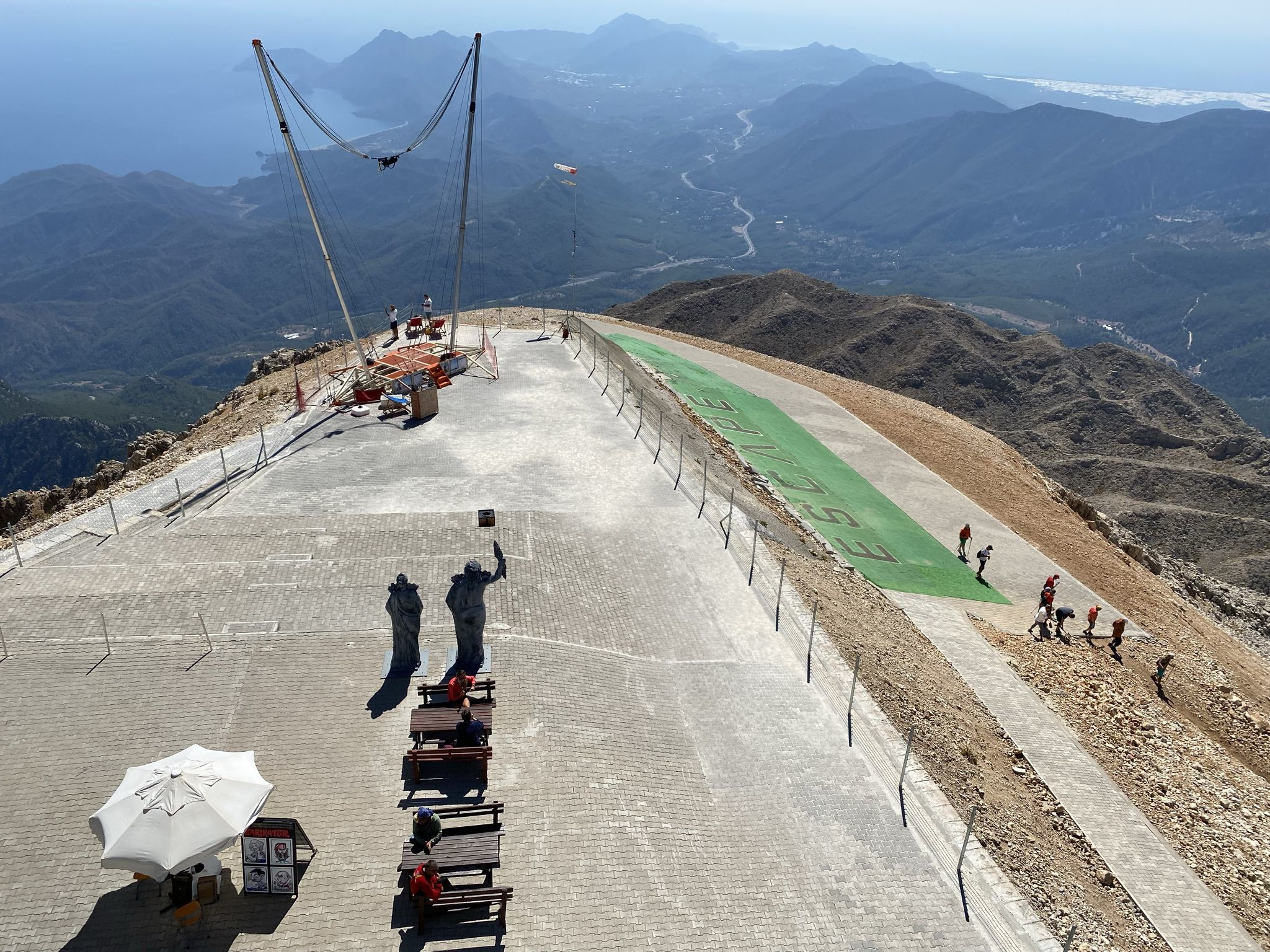 Канатная дорога «Олимпос» в Турции, качели (слева), парашютисты (справа) – фотографии Турции