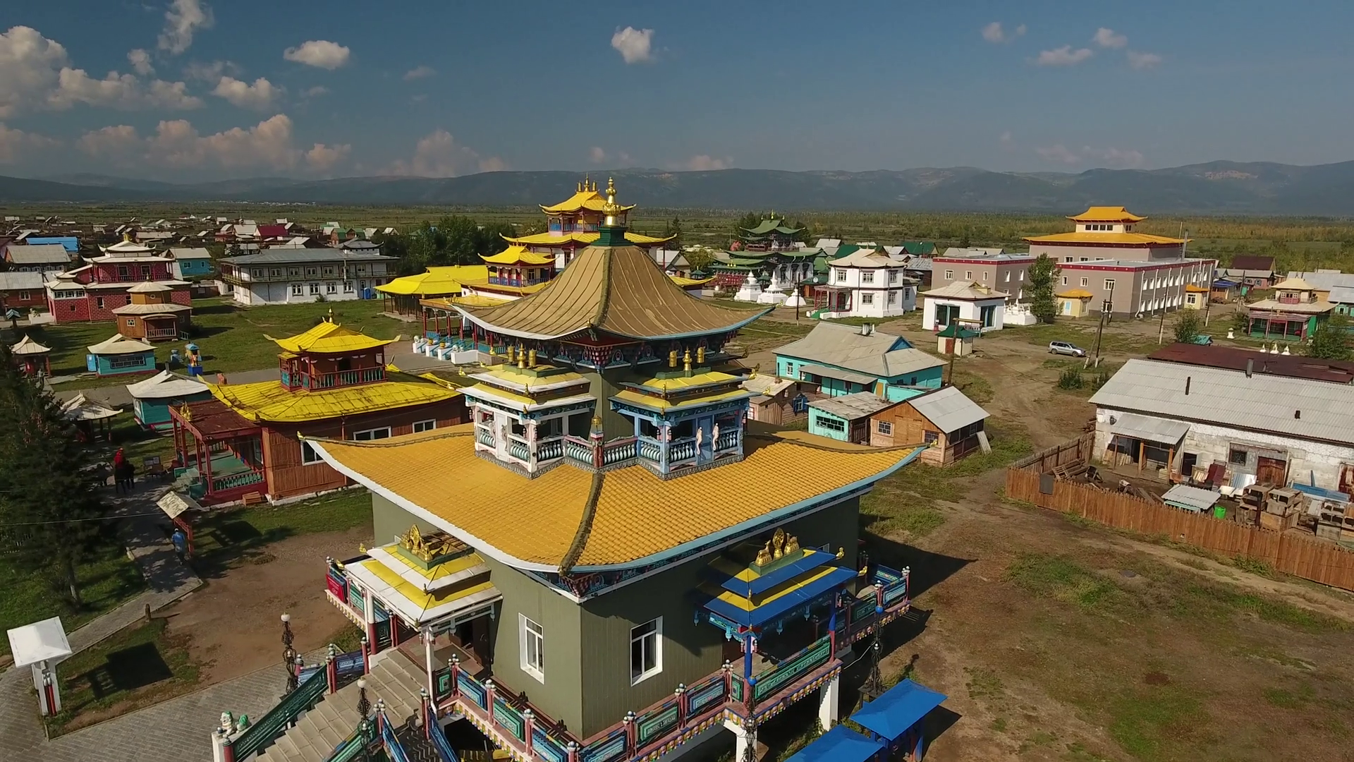 Местные ламы Иволгинского буддийского дацана всегда рады помочь, снабдить лекарством из трав – фотографии России