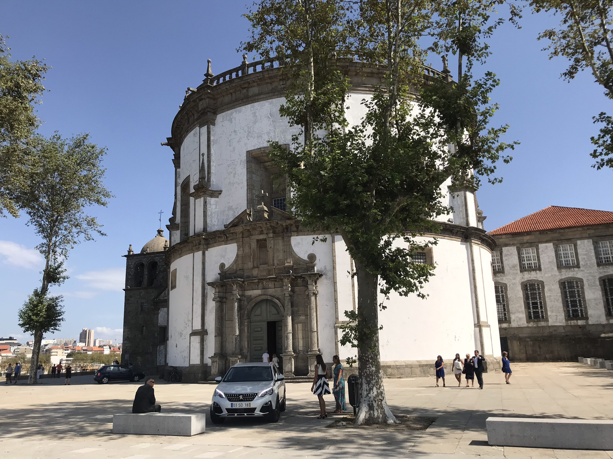 Красивое здание монастыря Mosteiro da Serra do Pilar, Порту – фотографии Португалии