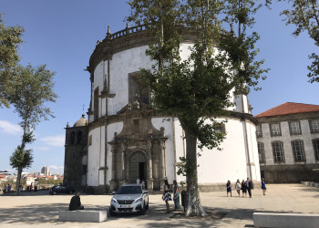 Красивое здание монастыря Mosteiro da Serra do Pilar, Порту – фотографии Португалии